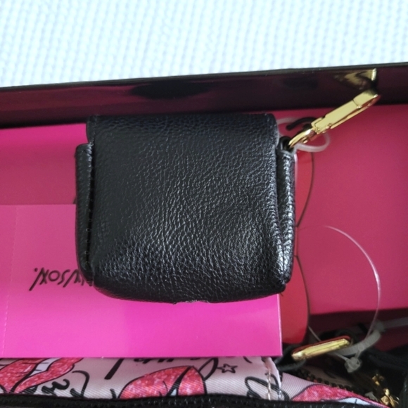 ✨️HP✨ Betsey Johnson Lips💋 Crossbody Bag with Ear👂Bud Case Gift🎁 Set - Picture 13 of 16